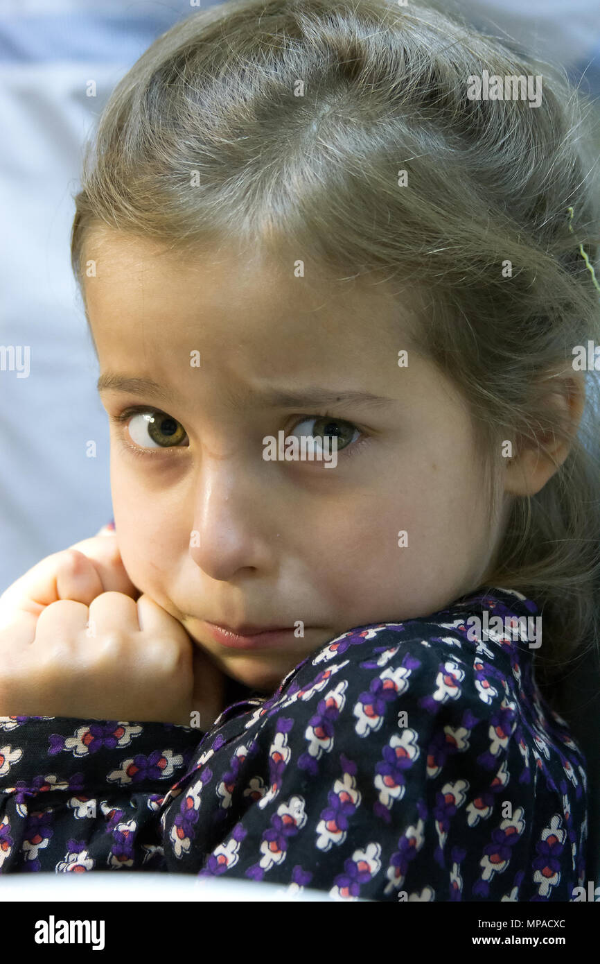 Petite fille terrifiée holding sa bouche Banque D'Images