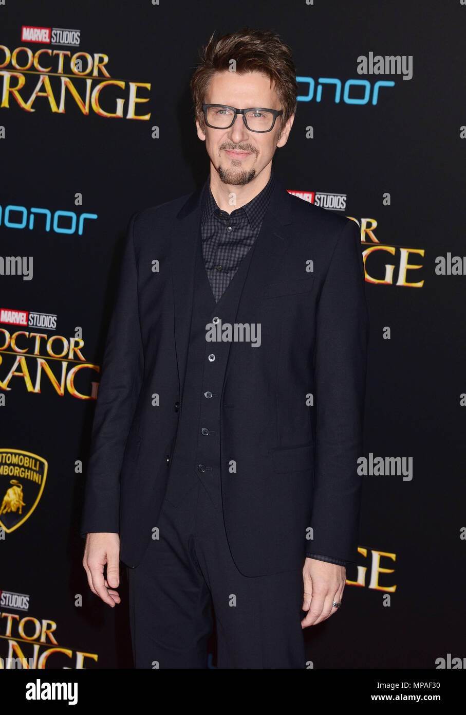 Scott Derrickson - Directeur - rédacteur 074 lors de la première à l'étrange Médecin El Capitan et Théâtre chinois de Grauman à Los Angeles. 20 octobre 2016.Scott Derrickson - Directeur - rédacteur 074 ------------- Red Carpet Event, Vertical, USA, Cinéma, Célébrités, photographie, Bestof, Arts, Culture et divertissement, Célébrités Topix fashion / Vertical, Best of, événement dans la vie d'Hollywood, Californie - Tapis rouge et en backstage, USA, Cinéma, Célébrités, cinéma, télévision, Célébrités célébrités musique, photographie, Arts et culture, Bestof, divertissement, Topix trois quarts, verti Banque D'Images