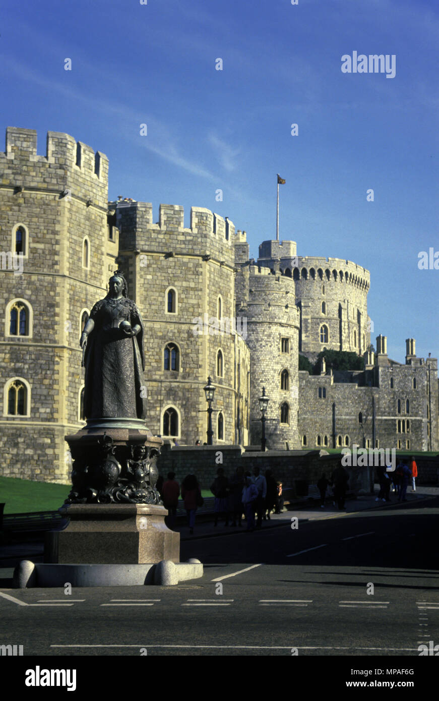 Historique STATUE DE LA REINE VICTORIA 1988 CHÂTEAU DE WINDSOR WINDSOR BERKSHIRE ANGLETERRE ENTRÉE HILL UK Banque D'Images