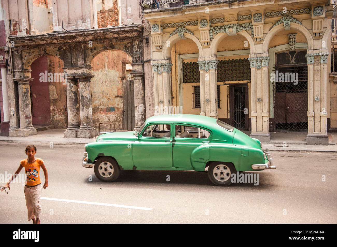 La marche de l'enfant cubain local passé ancien Vintage Car à La Havane Banque D'Images