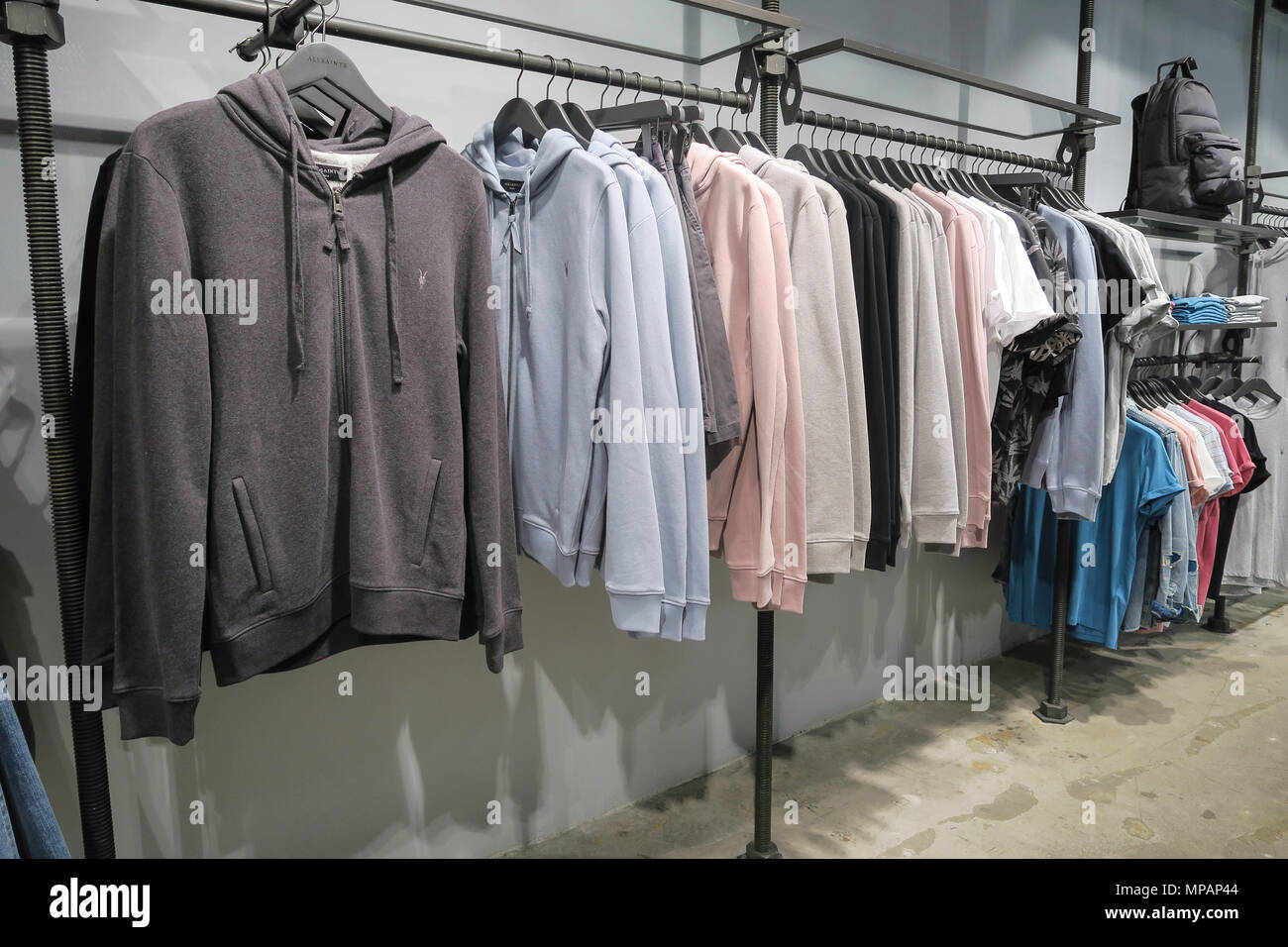 Magasin de vetements AllSaints Cinquieme Avenue New York USA de l interieur Photo Stock Alamy