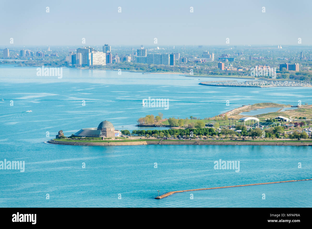 Vue aérienne de l'Adler Planetarium et le rivage du lac Michigan Banque D'Images