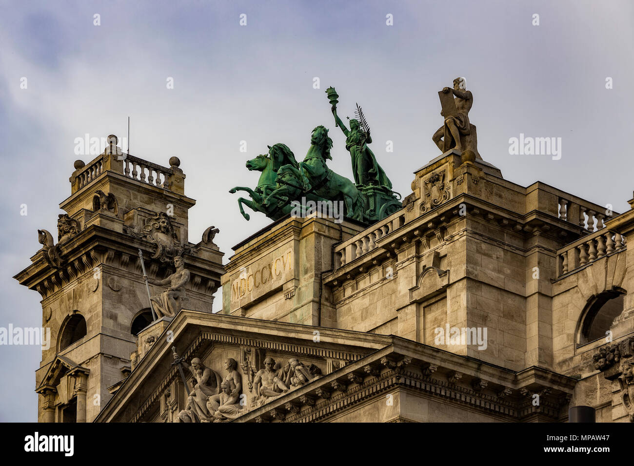 Les détails de la façade du Musée Ethnographique (Neprajzi) sur la Place Kossuth de Budapest, Hongrie. Banque D'Images