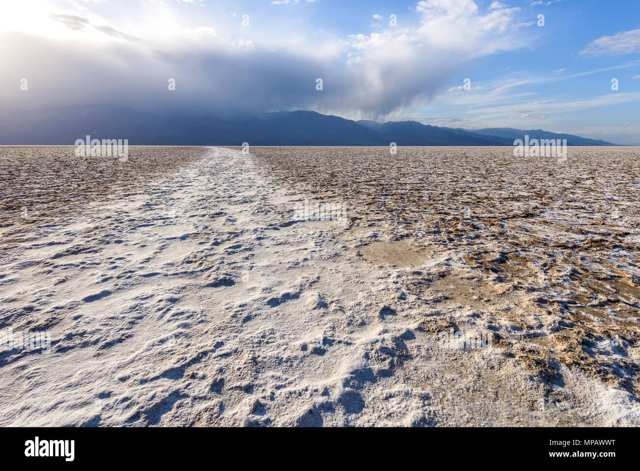 Salt Flats - un soir de printemps vue de croûtes de sel, dans des formes intéressantes et des modèles, l'expansion sur de vastes plaines salines à Death Valley National Park. Banque D'Images
