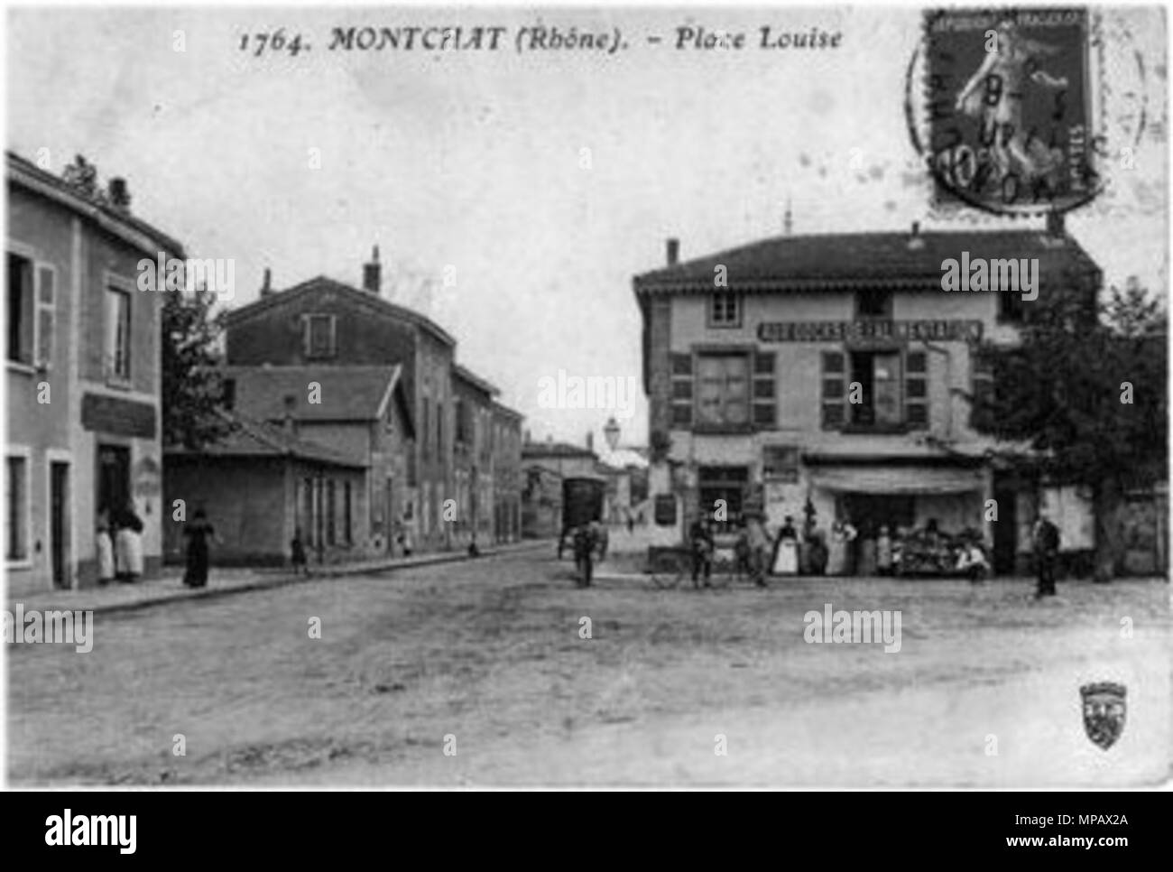 Place Louise . Fin de la place d'un village au début du siècle. Cet endroit est fréquenté par les piétons et est bordée ciclyste. Sur la droite il y a une maison à deux étages. Au rez-de-chaussée il y a une porte d'entrée du commerce extérieur avec un stand. Il y a un panneau où on peut lire : 'Les entrepôts de nourriture". Dans son coin est lacated une lanterne. Une grande voiture tirée par un cheval s'éloigne le long d'une rue avec des maisons. La gauche est fermé par des maisons à deux étages. Nous pouvons voir avec difficulté une rue entre deux maisons. avant le 5 août 1910. 903 Inconnu Montchat. Place Louise 1 Banque D'Images