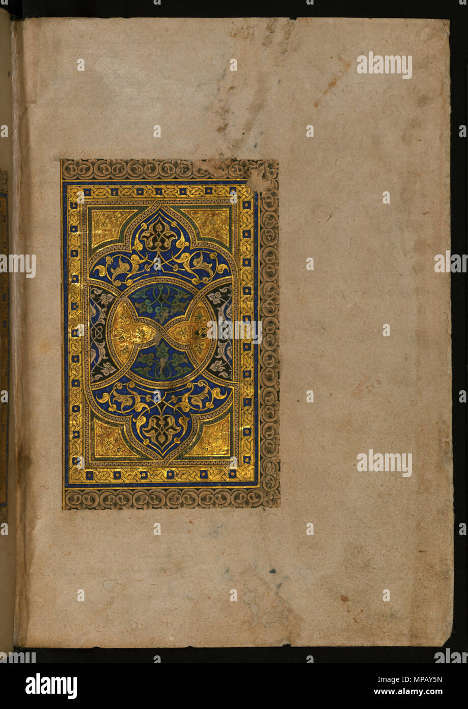 Côté droit d'une double-page frontispice lumineux . Anglais : cette double-page frontispice illuminé de Walters manuscrit W.559 est composé de deux rectangles entouré par un trèfle border en grisaille. La bordure intérieure est gold strapwork avec carré bleu. La zone centrale est une conception complexe de formes géométriques et d'arabesques en bleu, noir, or et vert. . 1323 Hijri历 (AD723). 909 Mubarakshah ibn Qutb - Côté droit d'une double-page frontispice illuminé - Walters W5591B - Page complète Banque D'Images