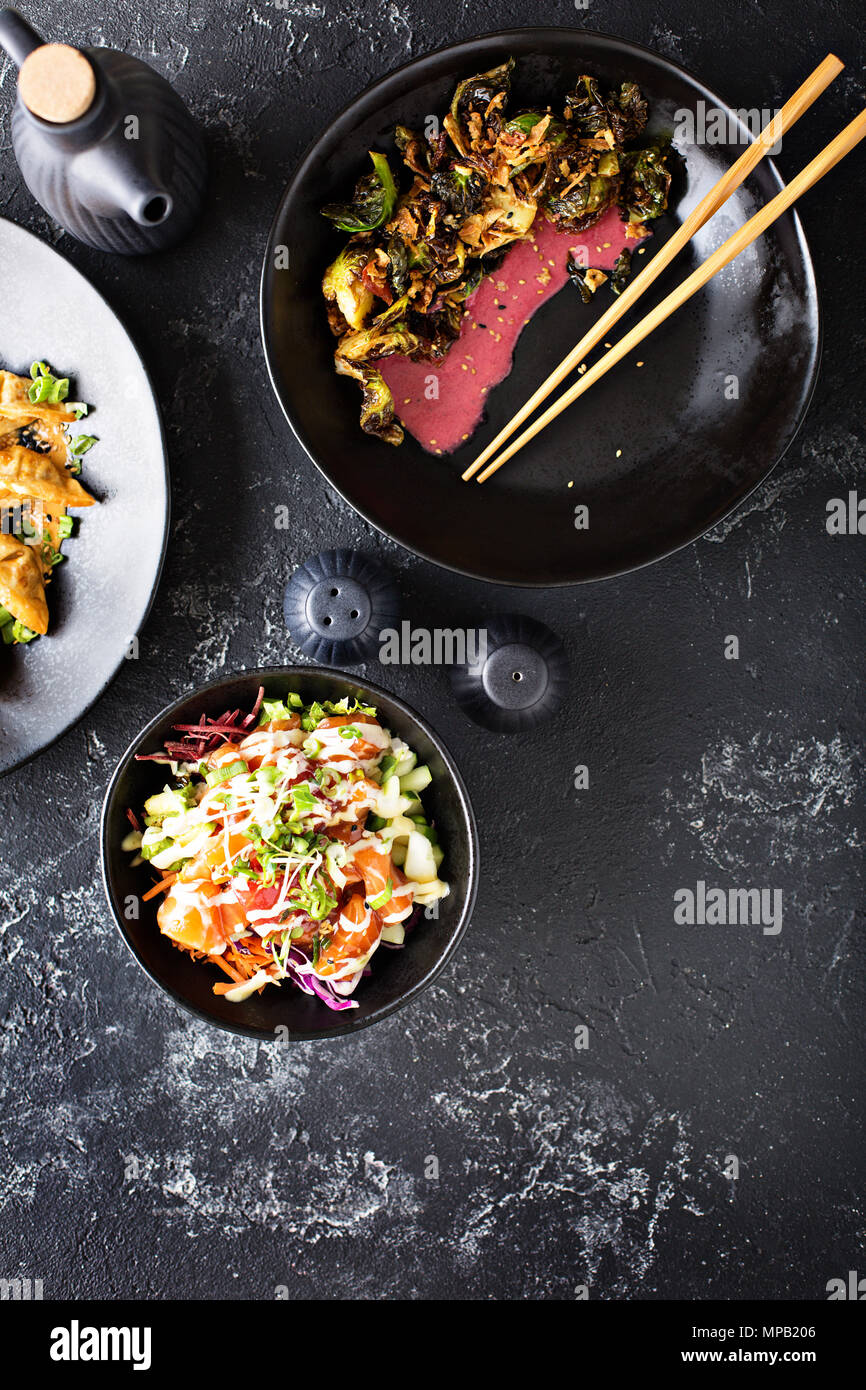 Des plats de la cuisine asiatique sur la vue de dessus de table Banque D'Images