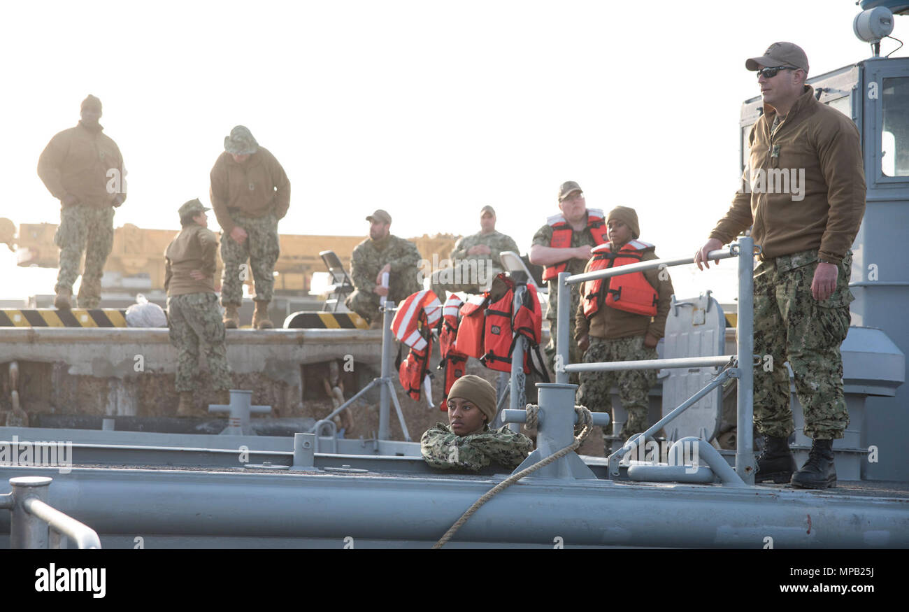 POHANG, République de Corée (7 avril 2017) - Les Marins attachés à l'unité d'assaut 1 préparer à entreprendre pendant le fonctionnement de l'exercice Pacific Reach (2017 OPRex17). OPRex17 est un événement de formation bilatérale conçu pour garantir l'état de préparation et de soutenir la République de Corée et les États-Unis En exerçant l'Alliance d'un domaine Distribution Center (ADC), un point d'alimentation en air Terminal (ATSP), combiné au cours de logistique commune-la-Rive (CJLOTS), et l'utilisation du rail, voies navigables intérieures, côtières et les opérations de levage pour valider le concept opérationnel atteindre. Banque D'Images