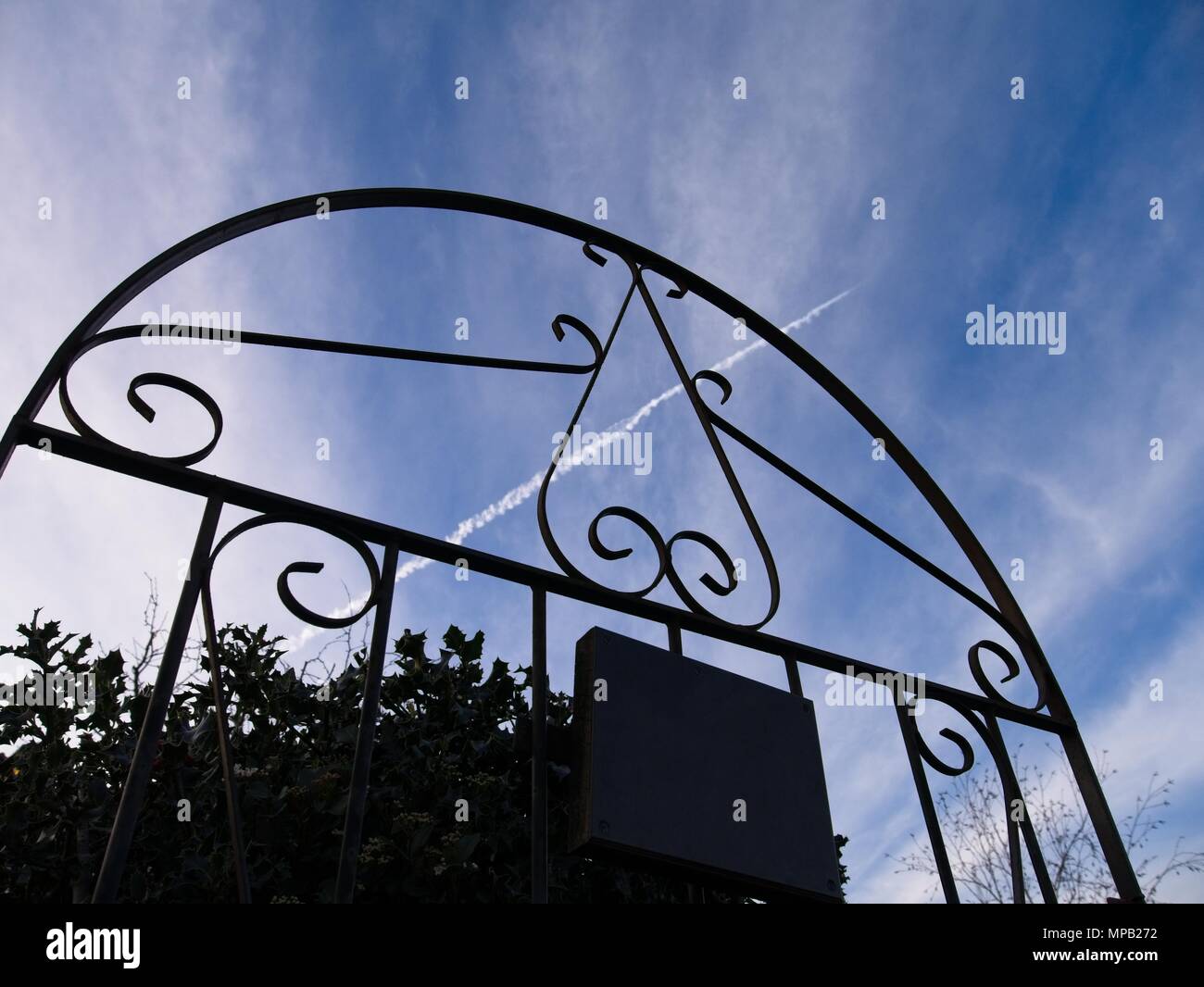Londres, Royaume-Uni - 16 Février 2018 : Clôture de fer noir sur fond de ciel bleu et de traînée Banque D'Images