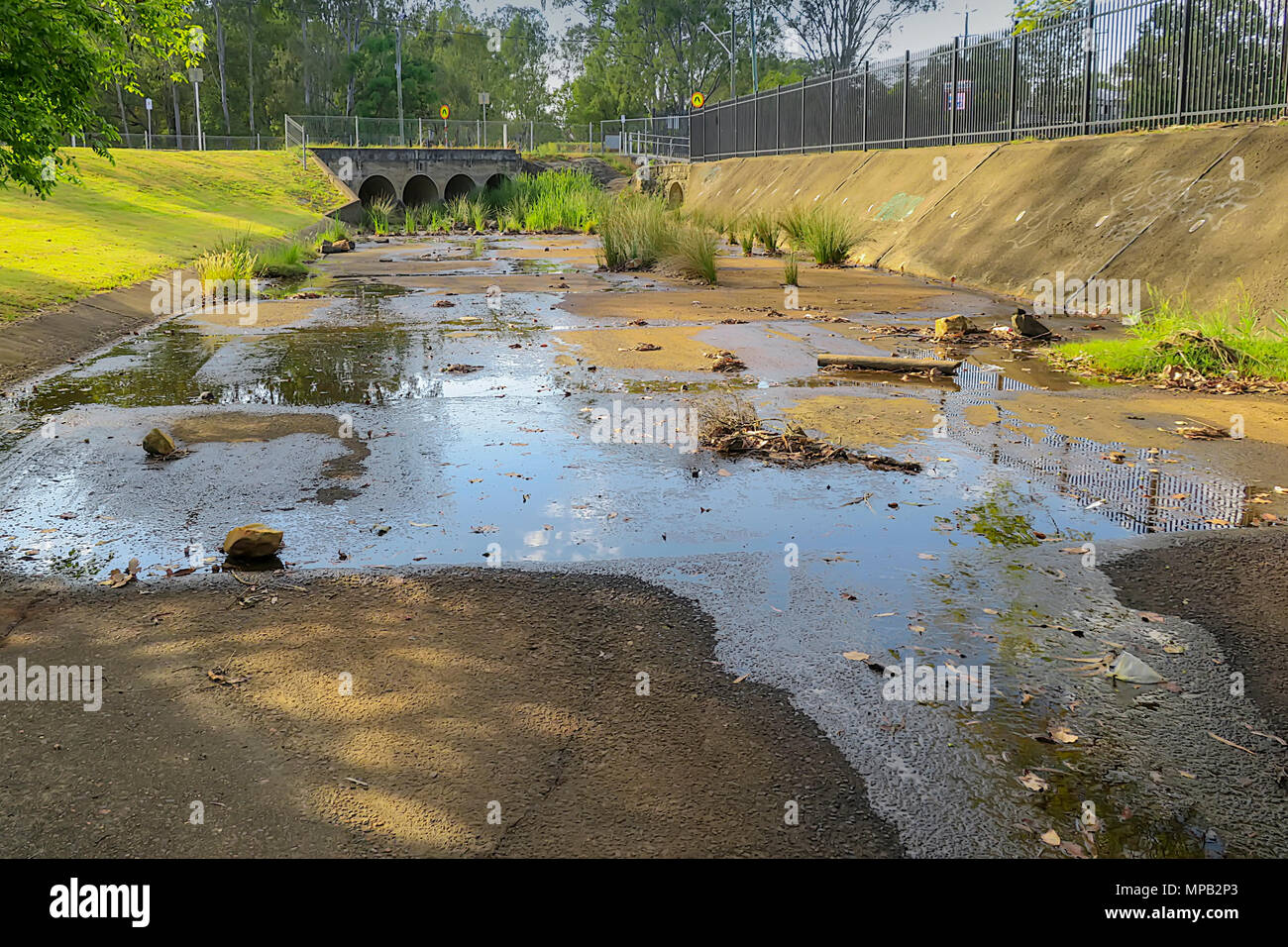 Dans la saison des tempêtes ce drainage se remplit vers le haut niveau. Il se jette dans la rivière Bremer et ensuite à la rivière Brisbane Banque D'Images