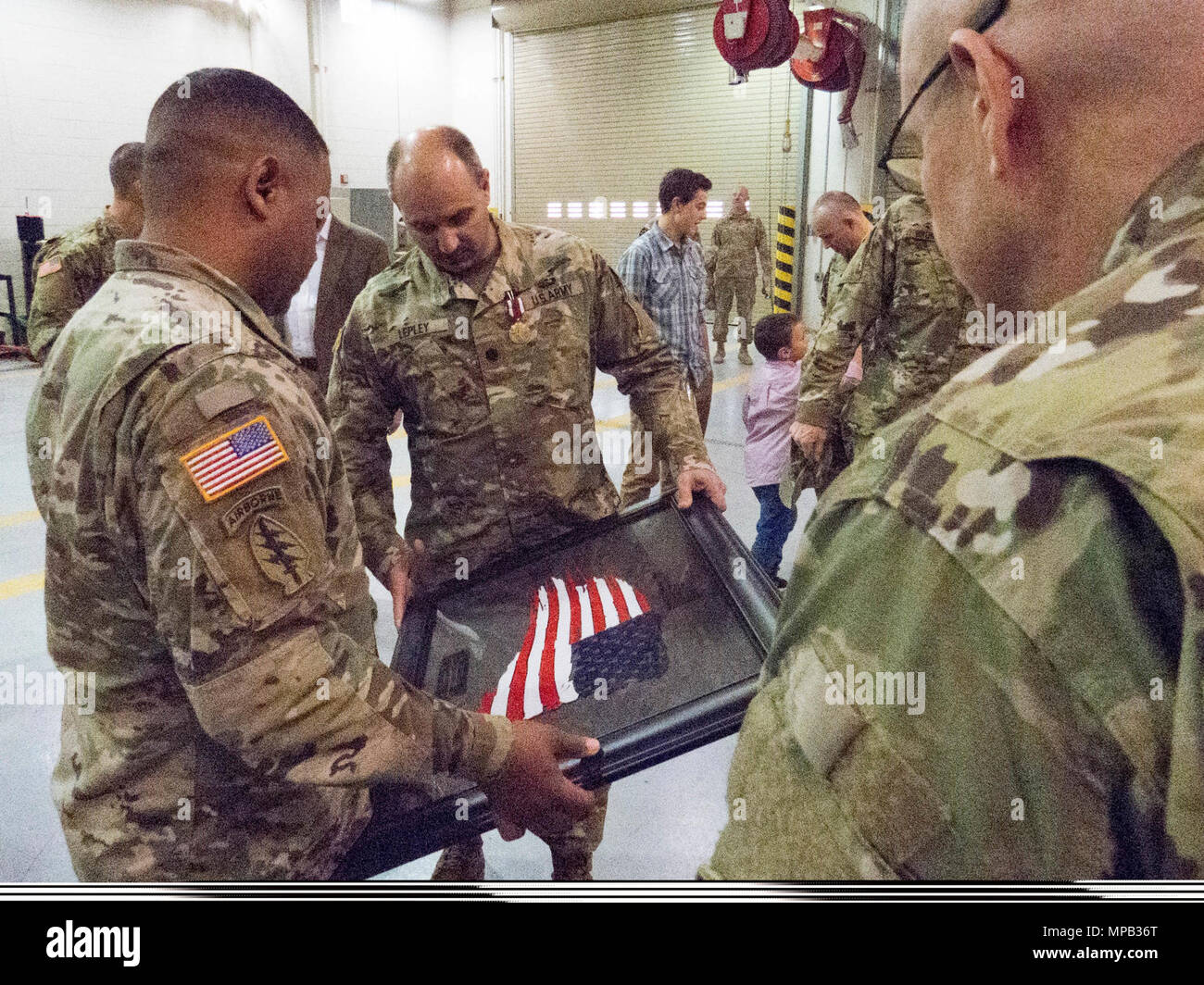 Le lieutenant-colonel Rusty J. Lepley, commandant sortant du 191e Bataillon de soutien au maintien en puissance de combat, est doué d'un drapeau américain pièce après la cérémonie de passation de commandement, Avril 8, 2017, à la Kenichi Uchida Réserver Center à Salt Lake City. Banque D'Images