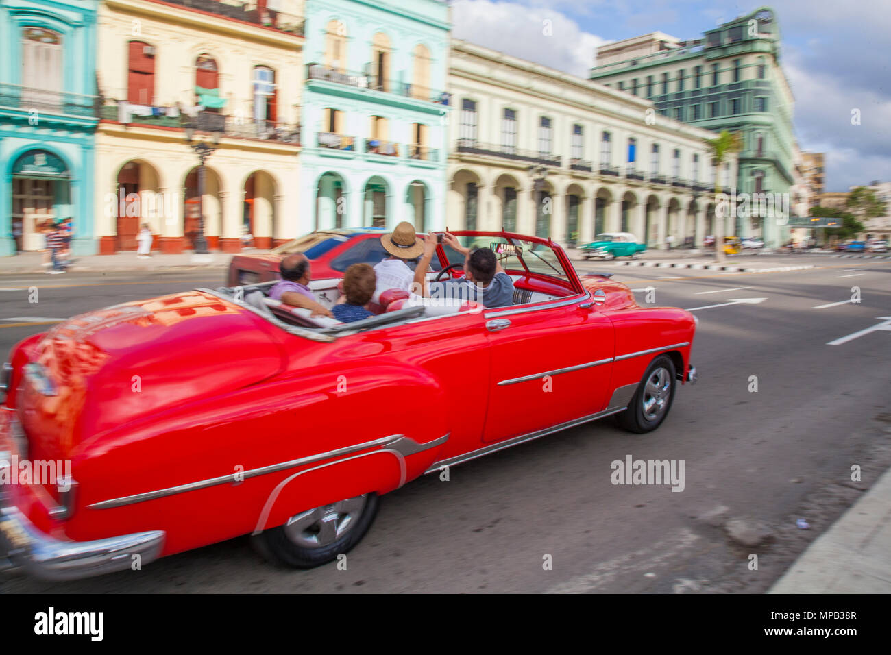 Classic 1950 les voitures qui circulent sur la rue principale dans la vieille Havane Cuba près du bâtiment de la capitale Banque D'Images