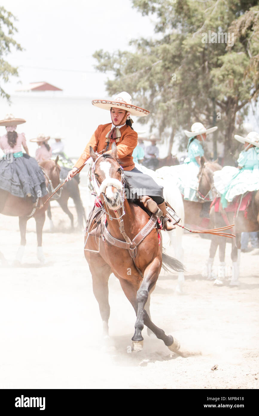 Apizaco, Mexique - Mai 20,2018. Femme à cheval ou Adelita prend part à la Charreria exposition événements depuis l'époque de la Révolution Mexicaine Banque D'Images