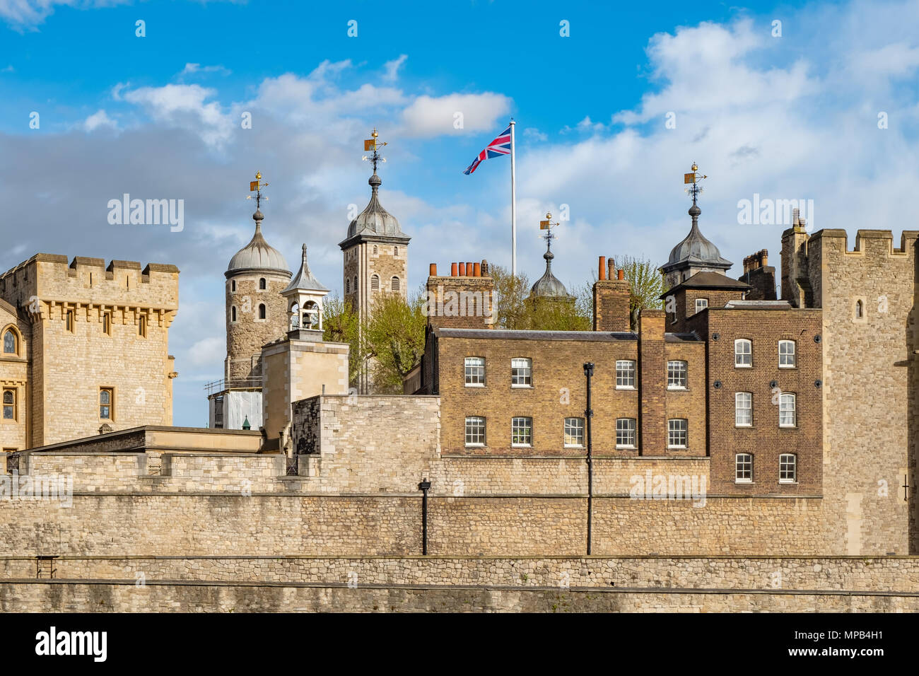 La Tour de Londres a été un palais royal et un célèbre prison. Aujourd'hui, c'est une attraction touristique très populaire et ainsi il abrite le crow Banque D'Images