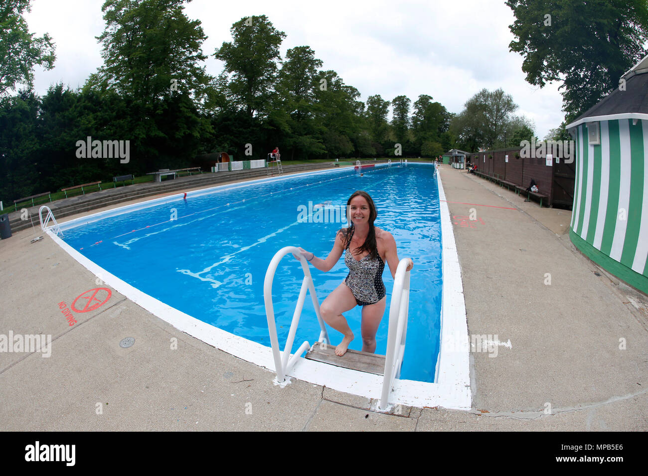 Le Lido de Cambridge, la plus longue en Europe sur Jesus Green ouvre pour la saison d'été Banque D'Images