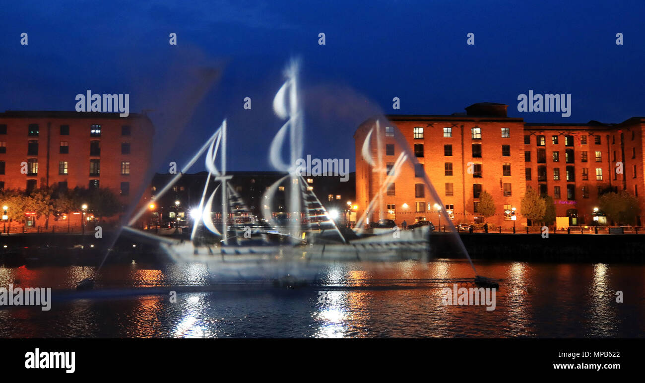 Une enluminure d'un bateau du 17ème siècle en trois dimensions, qui est créé par la projection de la lumière sur la surface de l'eau environnante, à Salthouse Dock à Liverpool en avance sur les trois festivals Tall Ships Regatta. Banque D'Images