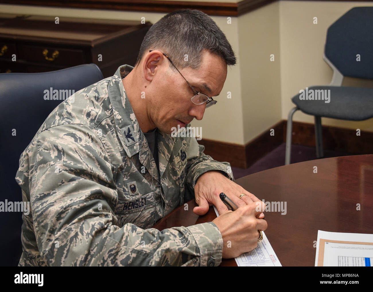 Le colonel Thomas Hensley, commandant de la 70e Renseignement, Surveillance et Reconnaissance Wing, signe un fonds d'aide de l'Armée de l'air formulaire d'engagement, le 7 avril 2017 à Fort Meade, Maryland L'AFAF est un effort annuel afin de recueillir des fonds pour l'affiliation de bienfaisance qui offrent un soutien à la famille de la Force aérienne dans le besoin (service actif, retraités, réservistes, Garde côtière canadienne et les personnes à charge, y compris les conjoints survivants. Les organismes affiliés de la bienfaisance fournir un soutien en cas d'urgence, avec les besoins éducatifs, ou une maison de retraite pour les veuves ou veufs de membres de l'Armée de l'air besoin d'une aide financière. Banque D'Images