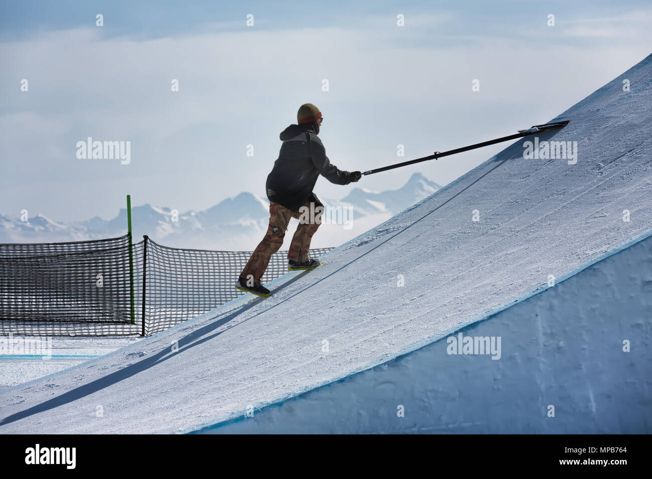 La préparation d'une rampe dans le freestyle-park Laax Banque D'Images