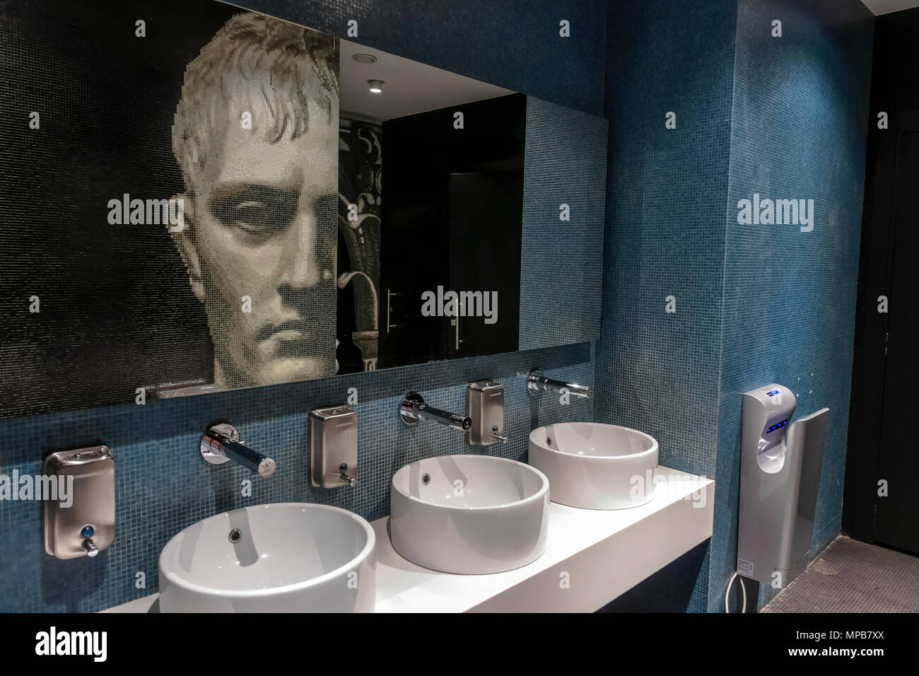 Toilettes modernes hommes à queue bleue, toilettes, grand magasin Rinascente. Portrait en mosaïque du jeune homme romain, vu dans un miroir opposé. Rome, Italie. Banque D'Images