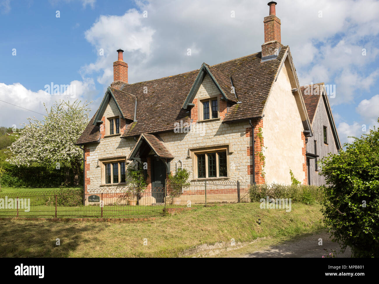 Sympathique maison construite en pierre de craie dans le village de Compton Bassett, Wiltshire, England, UK Banque D'Images