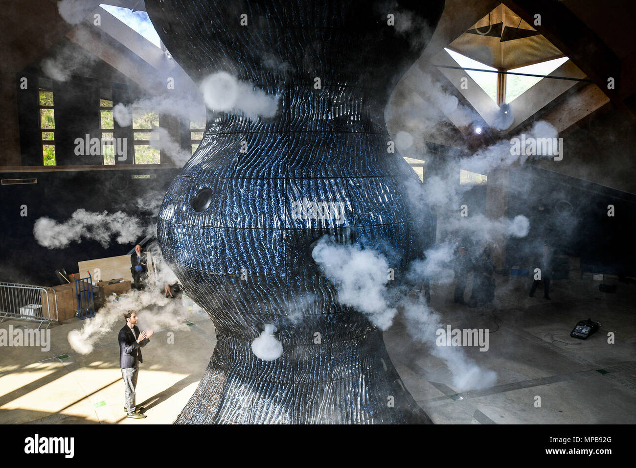 Des ronds de fumée en dessous d'une nouvelle sculpture de porcs Studio tel qu'il est dévoilé à l'Eden Project à Bodelva, Cornwall. Banque D'Images