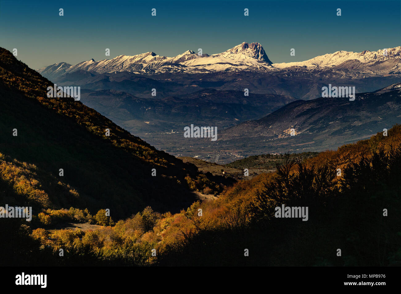 La chaîne de montagnes du Gran Sasso, dans le parc national du Gran Sasso  et de Monti della Laga, surplombe la vallée de Péligna.Abruzzes, Italie,  Europe Photo Stock - Alamy