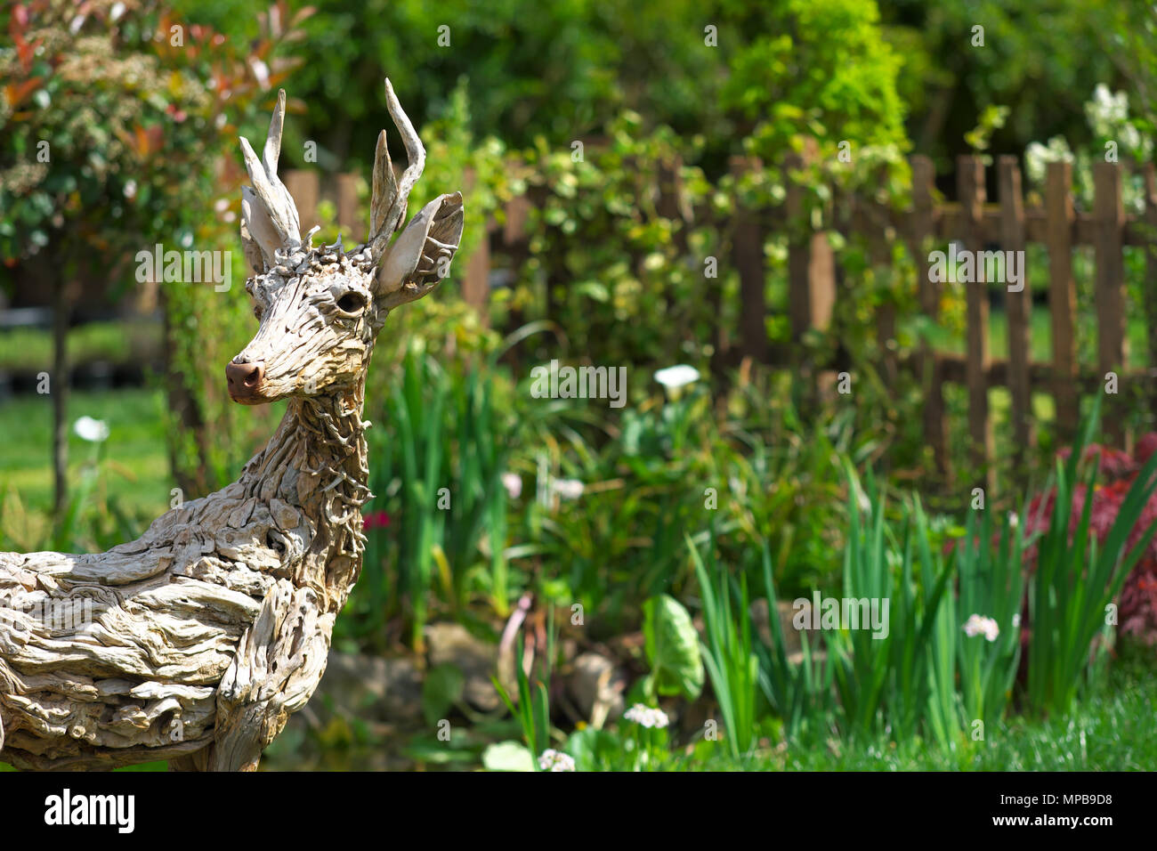 Garden art un bois flottant deer figure dans un jardin à montrer RHS Malvern Banque D'Images