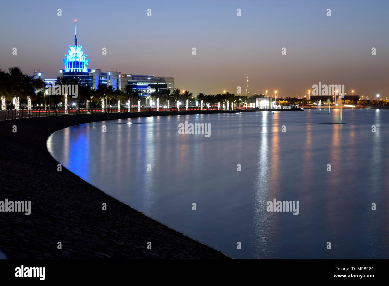 Dubaï, Émirats arabes unis - 21 mai 2018 : Dubai Silicon Oasis Administration centrale avec vue sur le lac de nuit, créé en 2014 une zone franche propriété b Banque D'Images