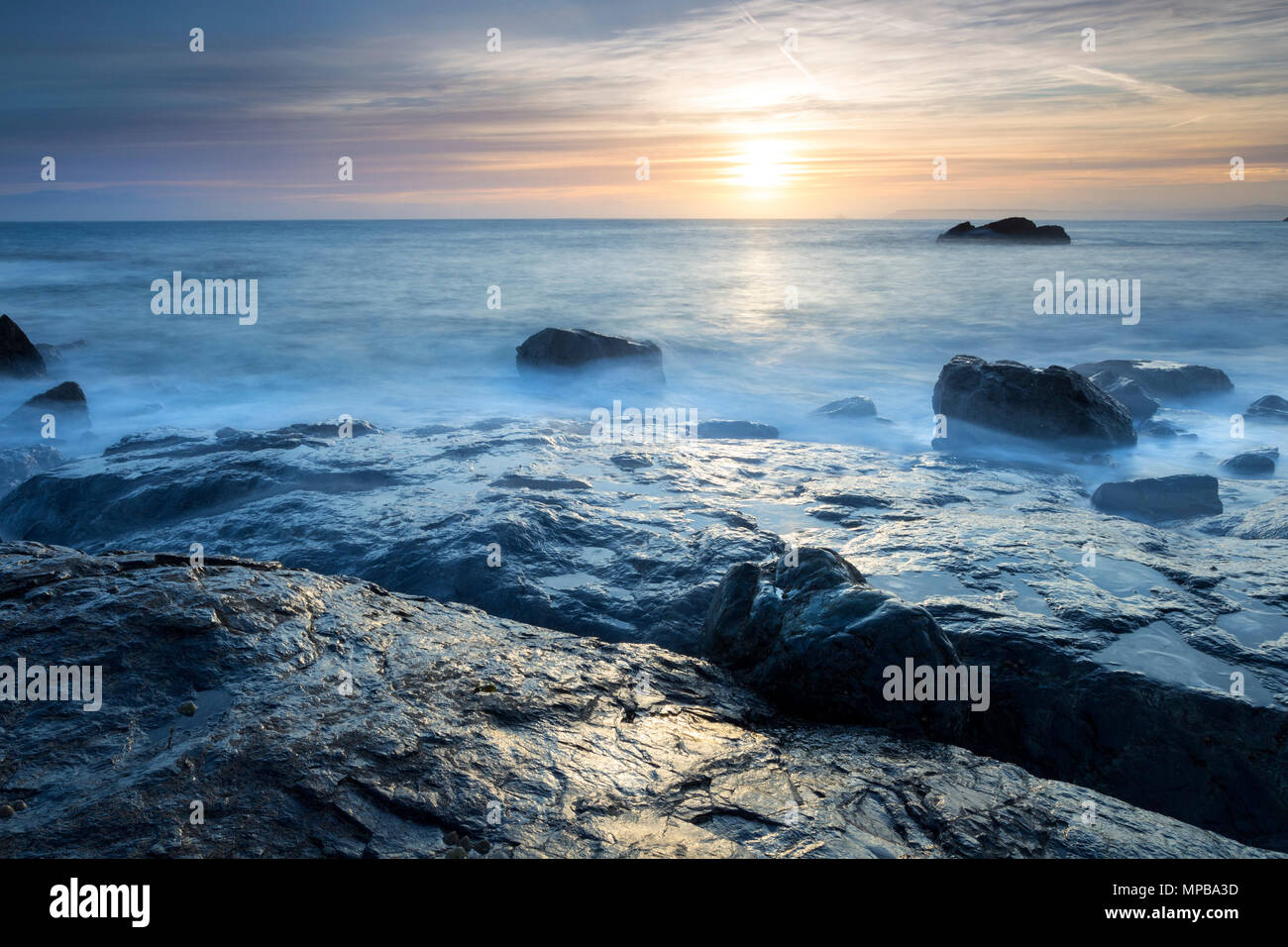 Le lever du soleil sur la baie de St Ives, chemin côtier du sud-ouest, St Ives, Cornwall, UK. Banque D'Images