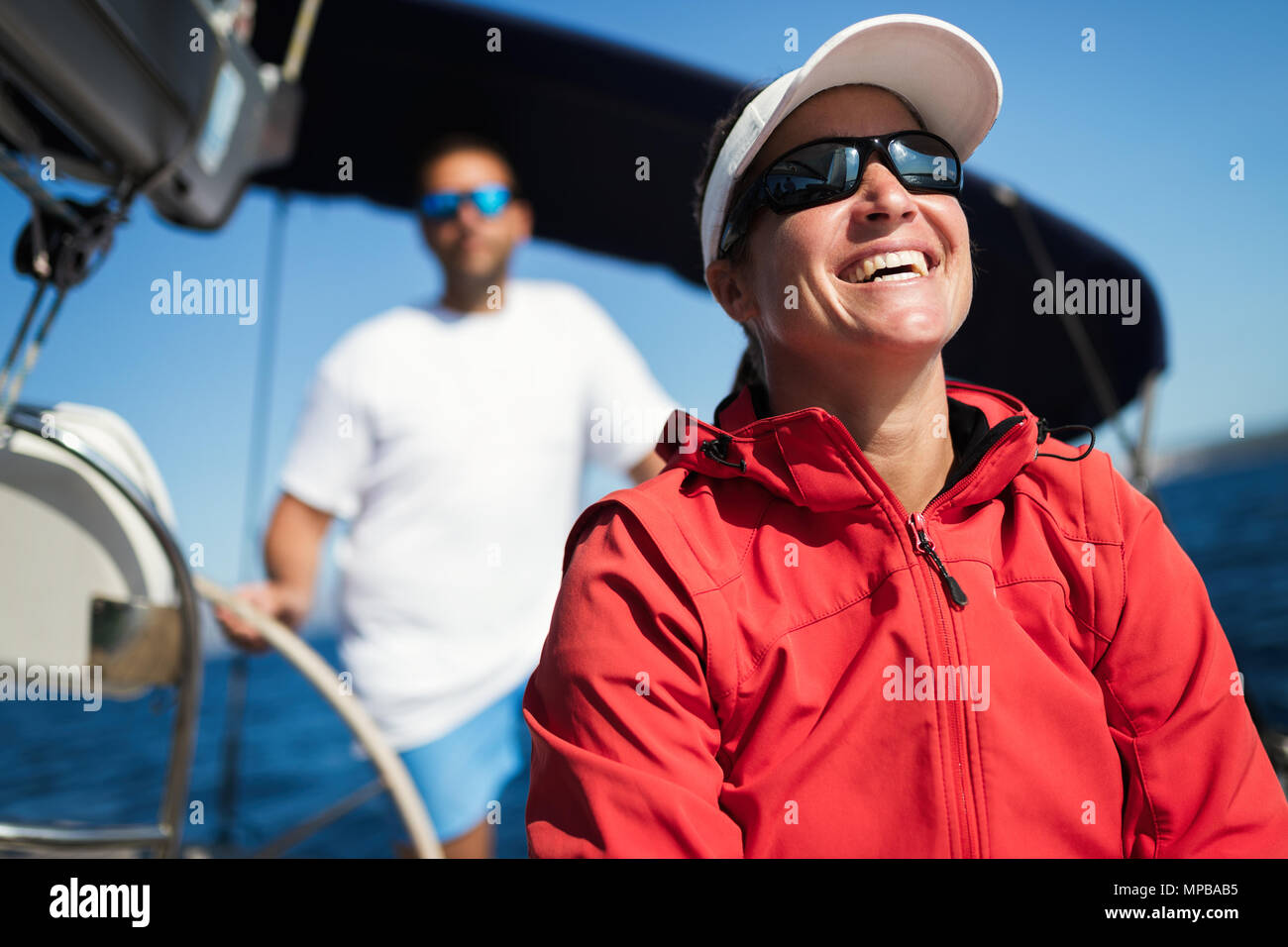 Femme forte intéressante avec son bateau à voile Banque D'Images