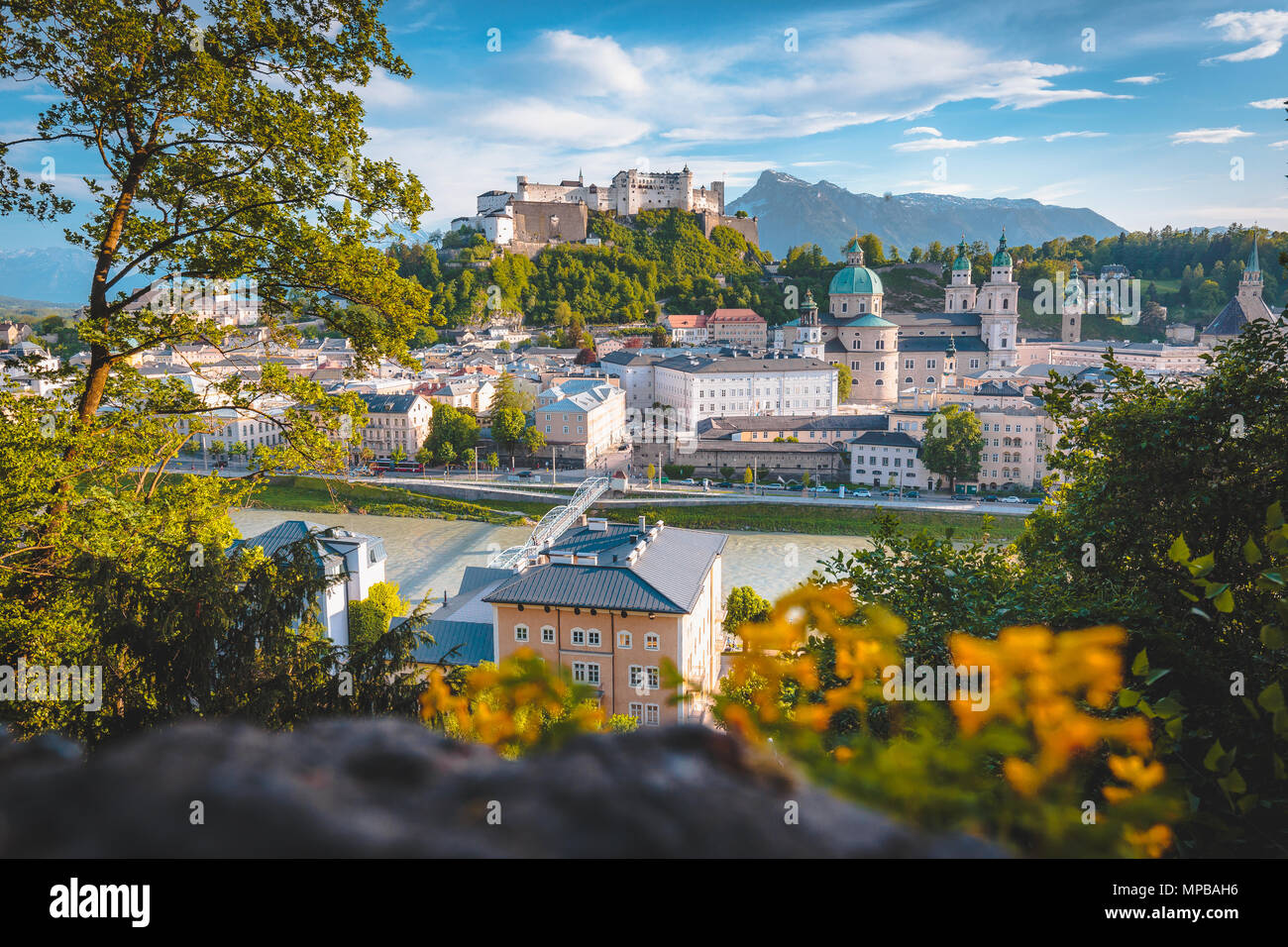 Classic vue panoramique de la vieille ville de Salzbourg, site du patrimoine mondial de l'UNESCO, lors d'une journée ensoleillée avec ciel bleu au coucher du soleil en été, l'Autriche, Europe Banque D'Images