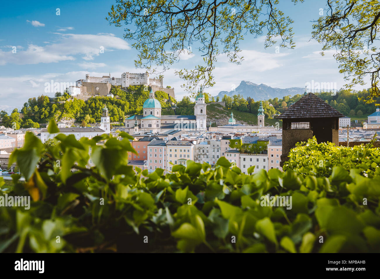 Classic vue panoramique de la vieille ville de Salzbourg, site du patrimoine mondial de l'UNESCO depuis 1997, lors d'une journée ensoleillée avec ciel bleu en été, Autriche Banque D'Images