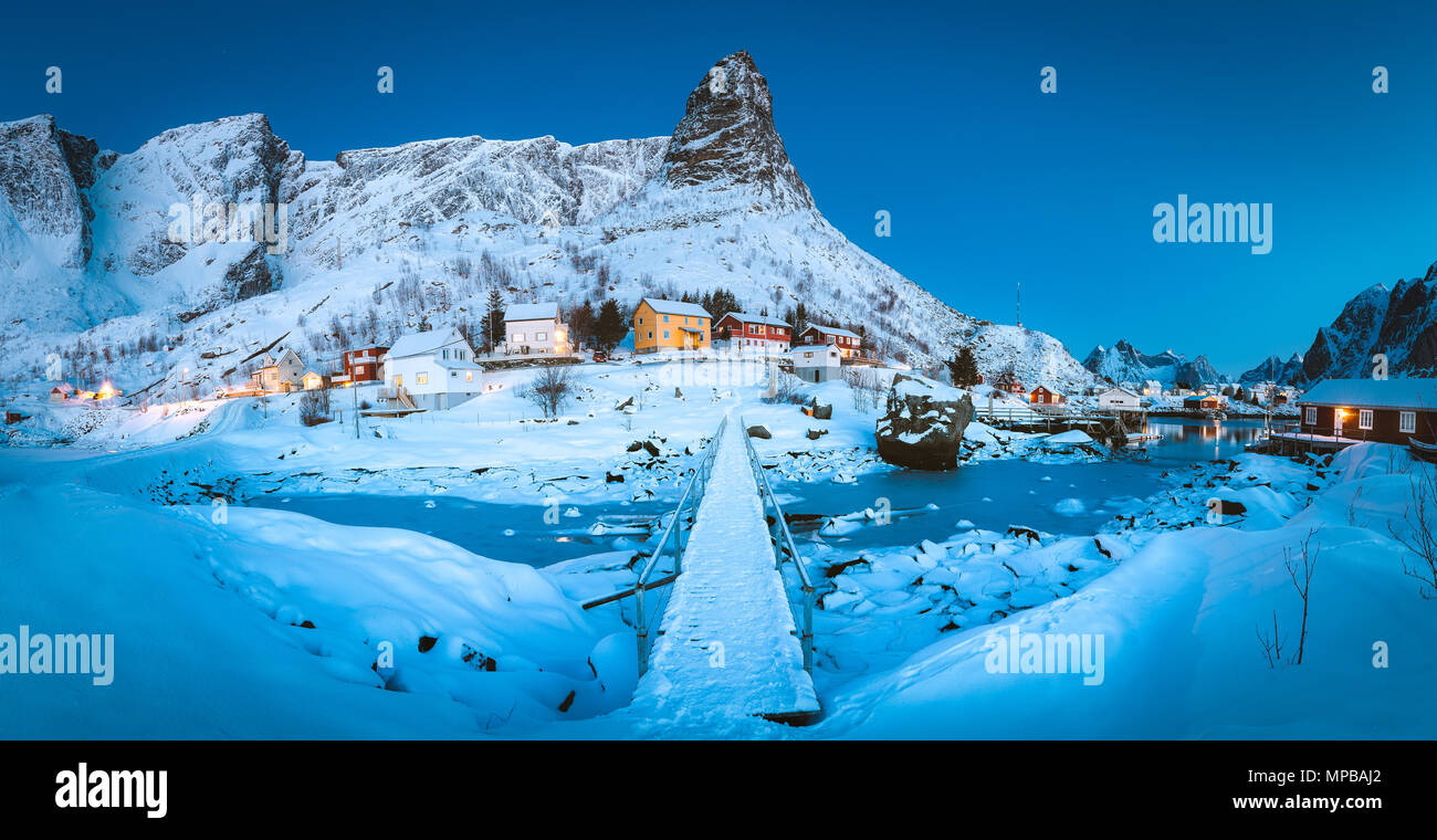 Célèbre village de pêcheurs de reine avec un petit pont au crépuscule à l'aube du matin magique en hiver, village de reine, les îles Lofoten, Norvège Banque D'Images