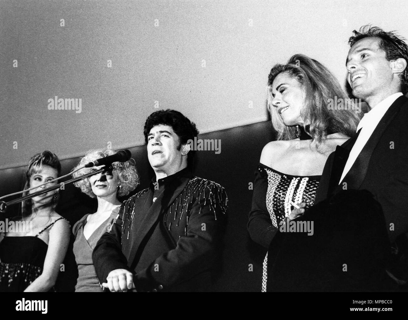 Cristina marcos, Maria paredes, Pedro Almodovar, bibi anderson, miguel bosè, cast High Heels, 1991 Banque D'Images