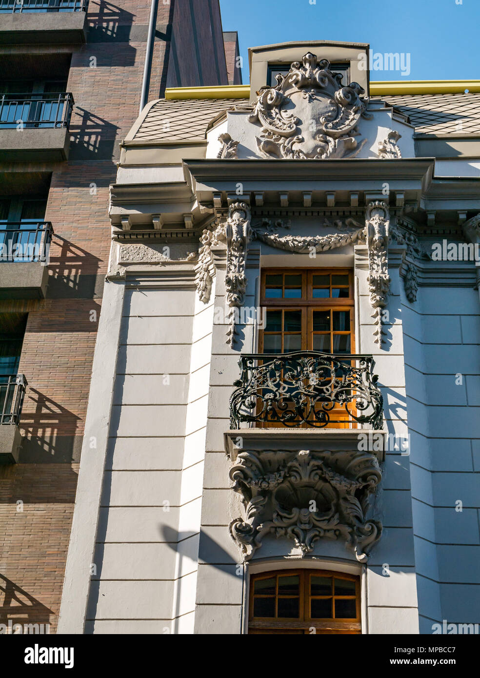 Détail de bâtiment très ornementé avec balcon à côté d'un immeuble moderne, Santiago, Chili Banque D'Images