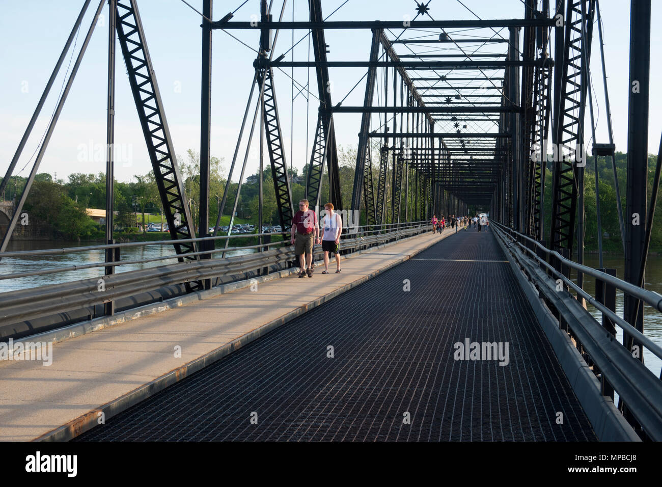 USA Pennsylvania PA Harrisburg Walnut Street passerelle piétonnière au-dessus de la rivière Susquehanna de City Island Park vieille voiture bridge Banque D'Images