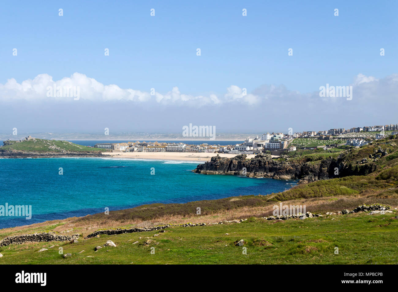 St Ives et plage de Porthmeor du South West Coast Path, St Ives, Cornwall, UK. Banque D'Images