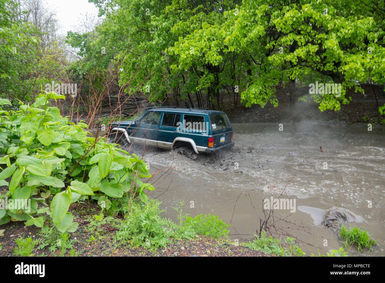 Jeep Cherokee 4X4 quatre roues motrices Traction intégrale hors-piste grâce à un étang profond à Centalia Pennsylvania PA Banque D'Images