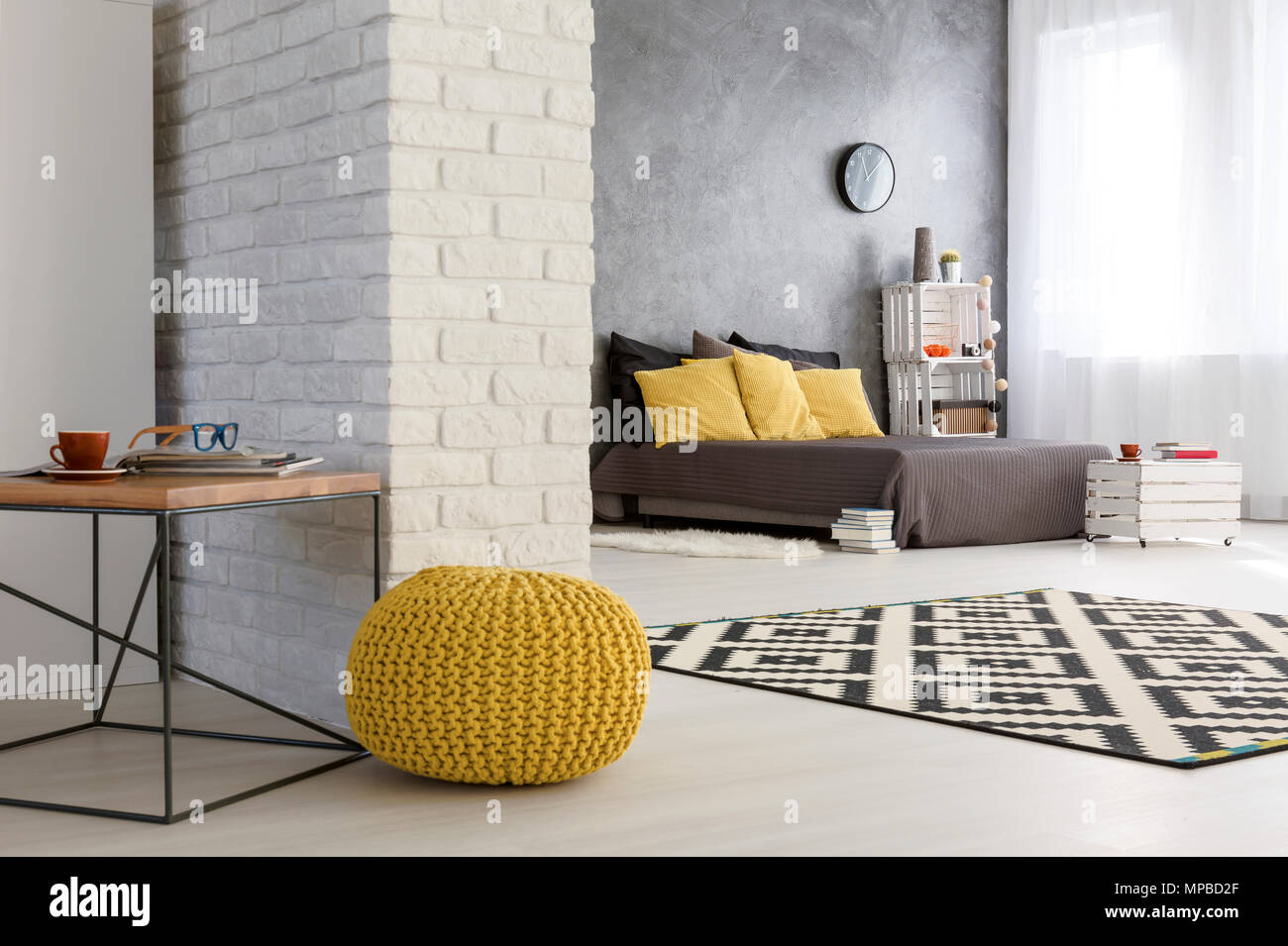 Interieur Clair Avec Du Blanc Mur De Briques Decoratives Bebe Jaune Et Chambre Spacieuse Photo Stock Alamy