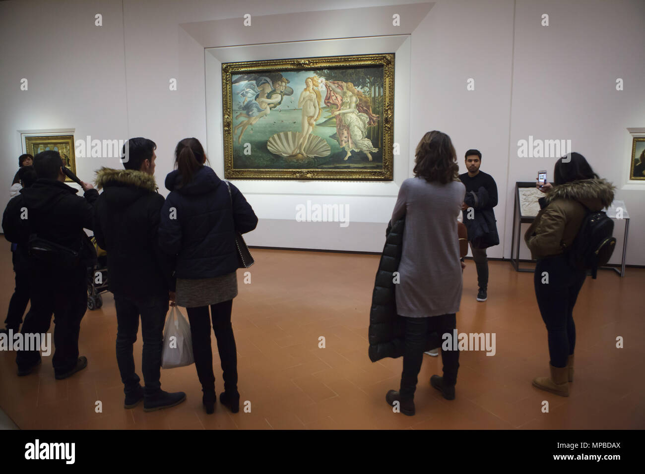 Visiteurs en face de la peinture 'La Naissance de Vénus" (1484-1486) par le peintre de la Renaissance italienne Sandro Botticelli affiché dans la galerie des Offices (Galleria degli Uffizi), à Florence, Toscane, Italie. Banque D'Images