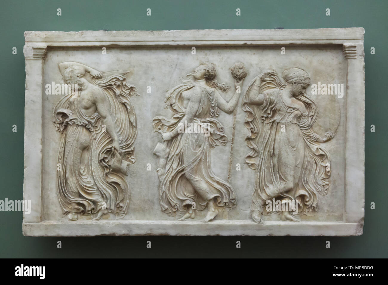 Relief avec danse ménades. Copie en marbre romain à partir de la fin du Ier siècle avant J.-C. après un original grec de la période classique, datant du 5e siècle avant J.-C. par Callimaque en exposition à la Galerie des Offices (Galleria degli Uffizi), à Florence, Toscane, Italie. Banque D'Images