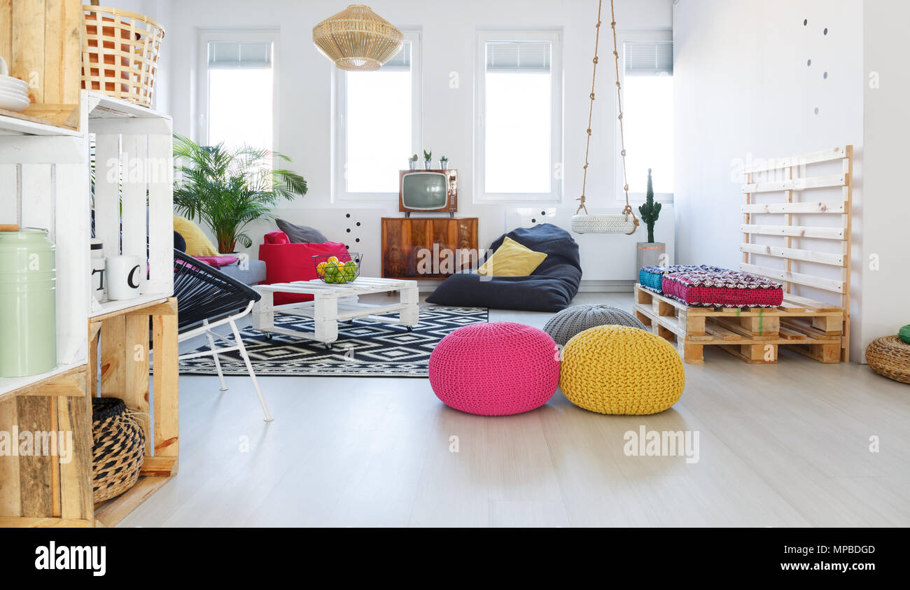 Rétro coloré salon avec télévision, pouf, balançoire, meubles de caisse  Photo Stock - Alamy