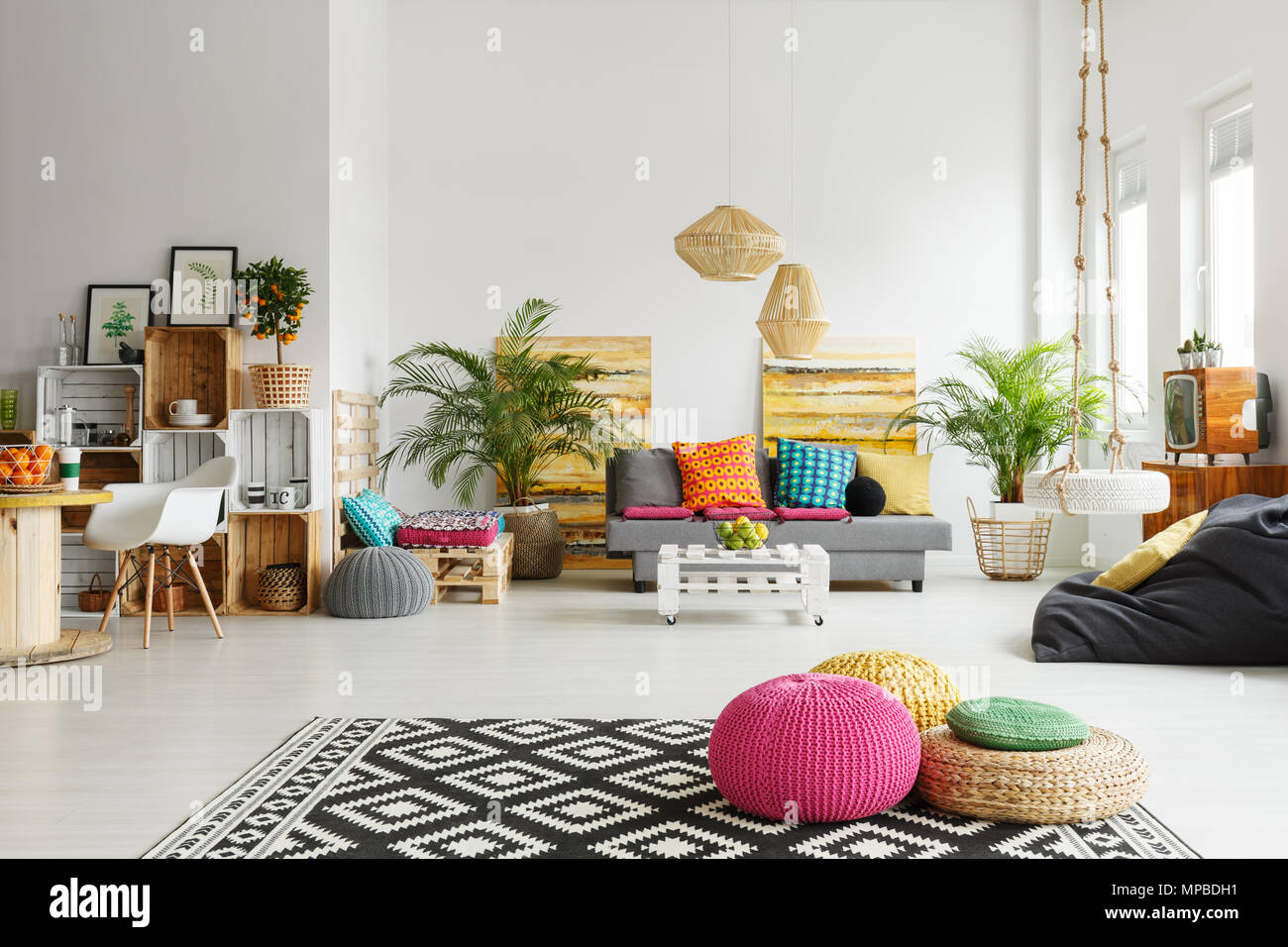 Loft séjour pittoresque avec des poufs, canapé, tapis, meubles de caisse  Photo Stock - Alamy