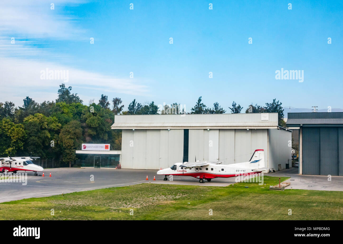 Corpflite la charte de l'hélice n'avions parqués par hangar, Comodoro Arturo Merino Benítez de l'Aéroport International, Santiago, Chili, Amérique du Sud Banque D'Images