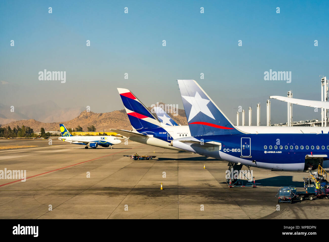 Vue depuis la fenêtre de l'avion, l'aéroport international de Santiago des avions. LATAM Les nouveaux et les anciens logos des compagnies aériennes LAN et TAM Airlines rejoint & SKY airline Banque D'Images