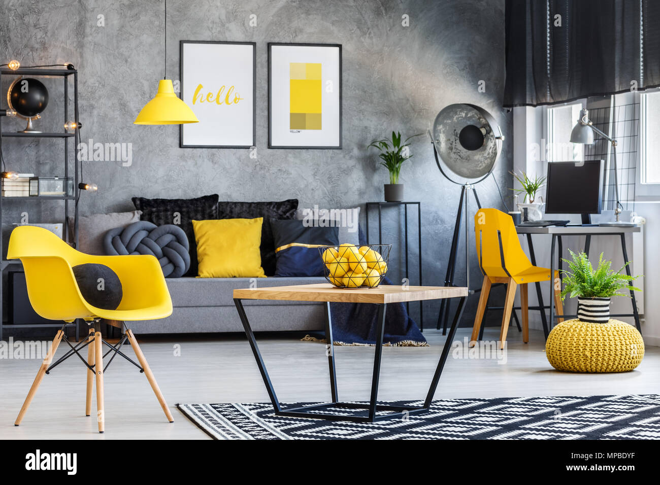 Appartement frais et ludique avec l'intérieur de couleur jaune citron pop Banque D'Images