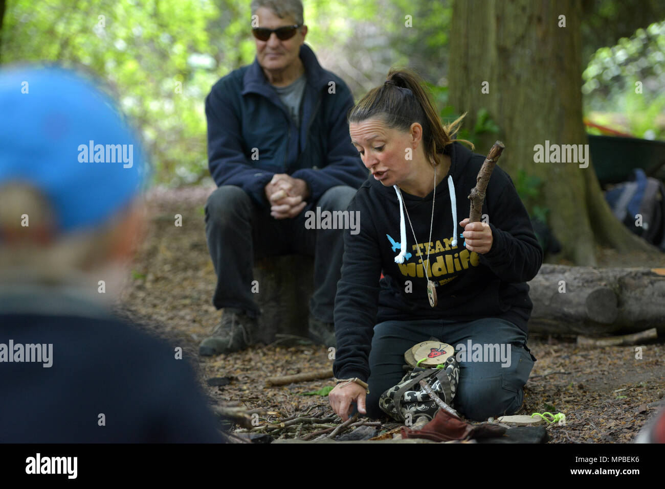 Les enfants à l'École de la forêt - Nature Tots, dans la forêt, Iken East Sussex. Banque D'Images