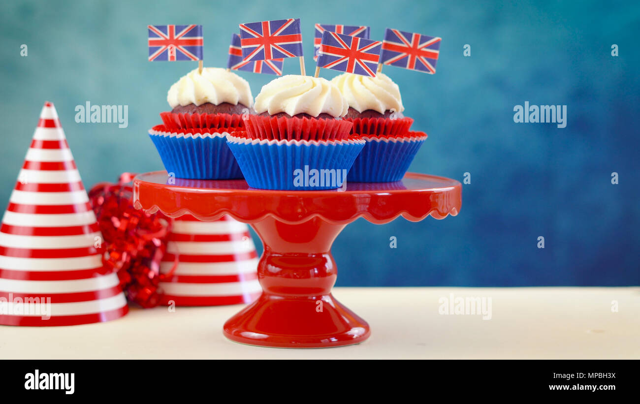 Rouge Blanc Et Bleu Theme Cupcakes Et Cake Stand Avec Drapeaux Union Jack Britannique Pour L Anniversaire De La Reine Ou Une Fin De Semaine De Celebrations Grande Bretagne Cuisine De Fete Photo Stock