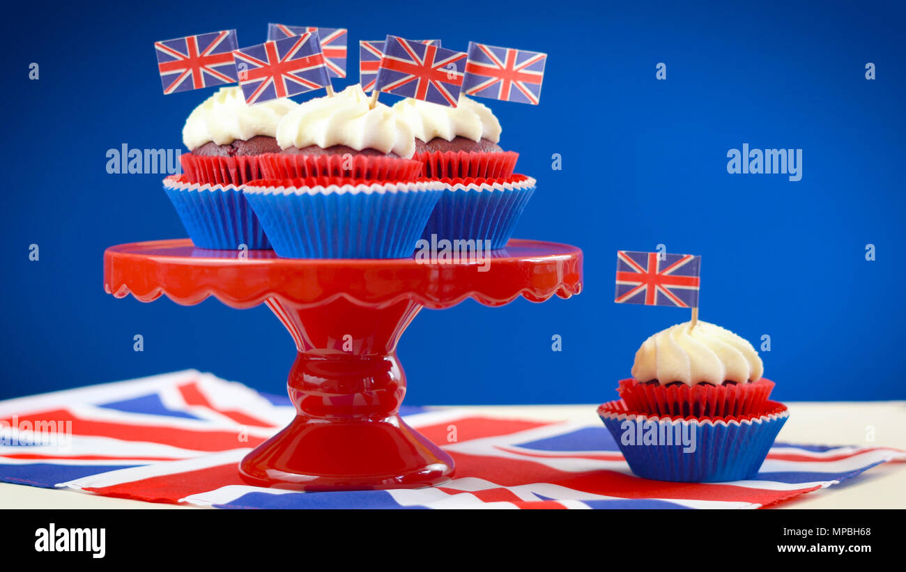 Rouge Blanc Et Bleu Theme Cupcakes Et Cake Stand Avec Drapeaux Union Jack Britannique Pour L Anniversaire De La Reine Ou Une Fin De Semaine De Celebrations Grande Bretagne Cuisine De Fete Photo Stock
