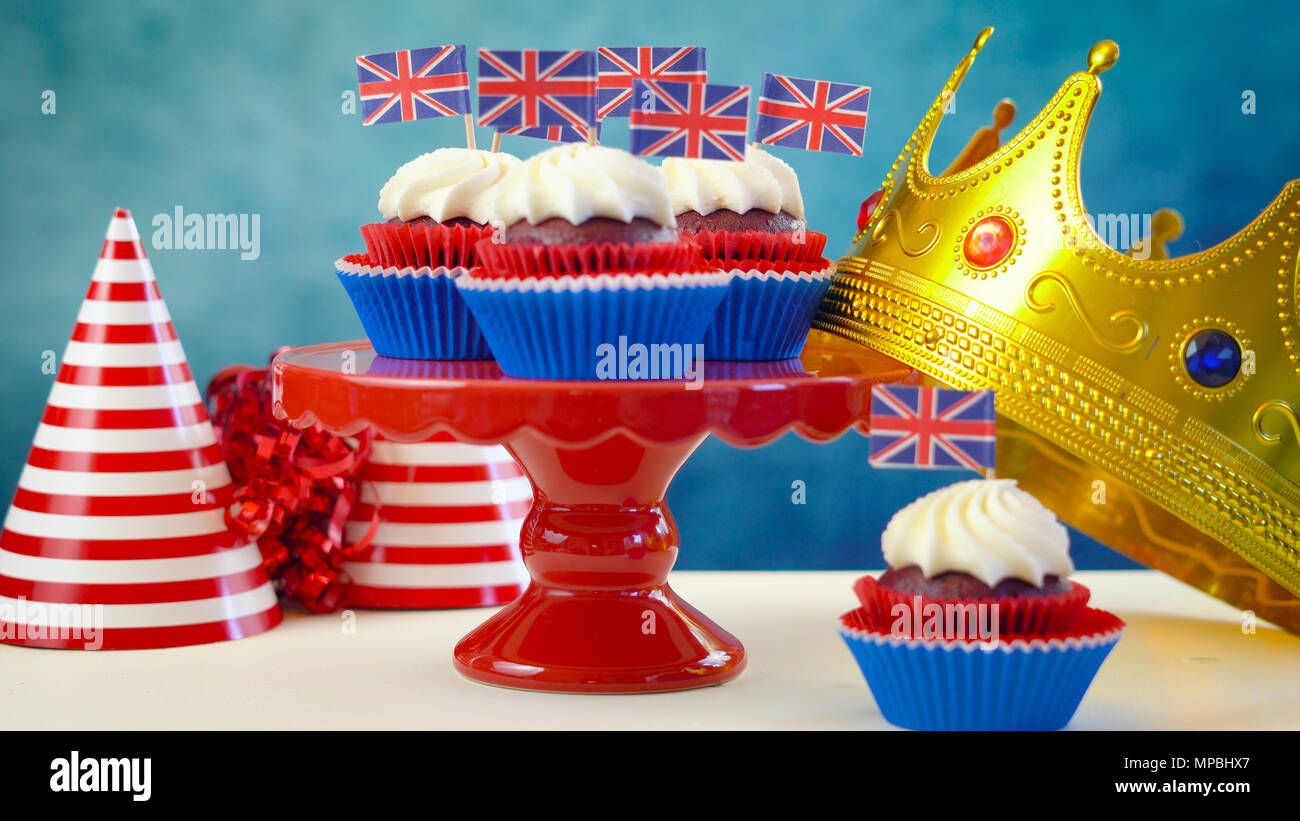 Rouge Blanc Et Bleu Theme Cupcakes Et Cake Stand Avec Drapeaux Union Jack Britannique Pour L Anniversaire De La Reine Ou Une Fin De Semaine De Celebrations Grande Bretagne Cuisine De Fete Photo Stock